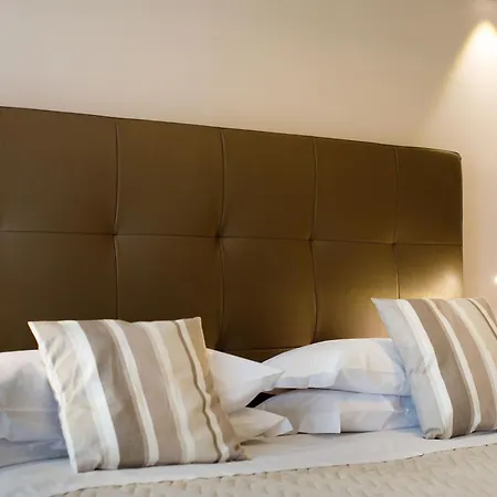 Comfort Con Piscina Penzion 4*